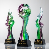 Trophée en cristal de verre coloré personnalisé pour la récompense des excellences individuelles et la reconnaissance des employés.