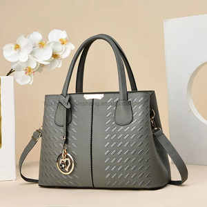 Sacs fourre-tout tendance en gros pour femmes, sacs à main en cuir PU, sacs à bandoulière pour femmes avec pendentif cœur - Product Image 5