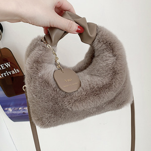 <span class=keywords><strong>Borsa</strong></span> a <span class=keywords><strong>Tracolla</strong></span> Invernale <span class=keywords><strong>Rossa</strong></span> da Donna 2025 con Design Fatato, Chiusura a Cerniera, a Forma di Cintura - Product Image 4