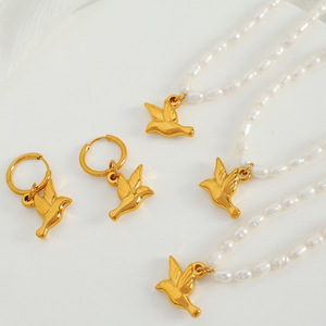 Ensemble collier et boucles d'oreilles en perles d'eau douce, pendentif oiseau doré 4-5mm, bijoux pour femmes à porter au quotidien - Product Image 1