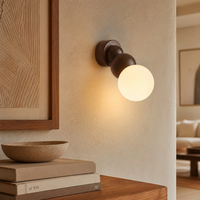 Applique murale artisanale en bois massif au design minimaliste avec abat-jour en albâtre, lumière blanc chaud pour salle de bain et intérieurs chaleureux