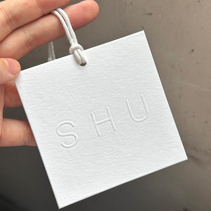 Étiquettes de vêtements <span class=keywords><strong>en</strong></span> <span class=keywords><strong>carton</strong></span> personnalisées de haute qualité avec logo <span class=keywords><strong>en</strong></span> relief et étiquettes suspendues avec couleur personnalisée et forme rectangulaire - Product Image 4