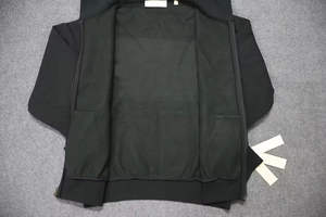 Sweat-shirt à capuche personnalisé pour homme, en molleton technique noir essentiel, mélange de coton premium, confortable et personnalisable pour l'hiver - Product Image 3