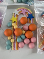 26-teiliges Set Künstliche Bälle Kuchendekoration Weiche Gummi-Regenbogen-Schaumstoffbälle für Weihnachten Hochzeit Geburtstag Party Tortendekoration Zubehör