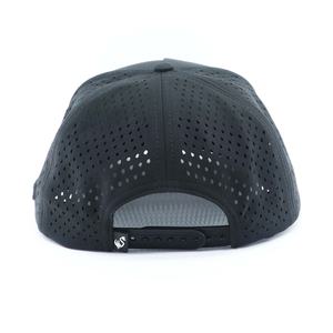 Gorra deportiva transpirable e impermeable de malla tipo trucker, de poliéster con perforaciones cortadas a láser, para golf, modelo The Other Cap - Product Image 4