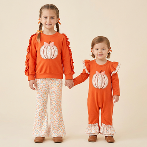 Ensemble personnalisé pour bébés et petites filles : Haut à manches longues avec applique citrouille d'Halloween, pantalon fleuri et barboteuse à volants – Vêtements d'automne - Product Image 1