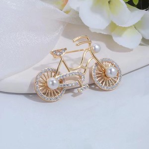 Broche de Bicicleta Giratorio de Diseño Floral de Moda, con Incrustaciones de Piedras Exquisitas y Perlas de Agua Dulce de Alta Calidad - Product Image 1
