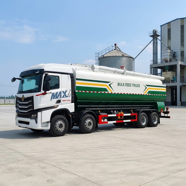 SINOTRUCK HOWO  Bulk Feed Truck   Farm Animal Feed Transporter Bulk Cement Tanks  Bulk Forage