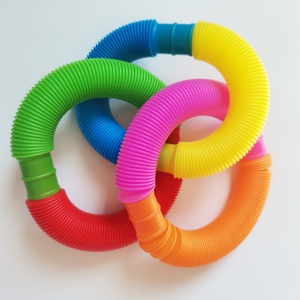 Jouet amusant et éducatif anti-stress : Tube Fidget en plastique mini télescopique ondulé multicolore - Product Image 4