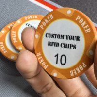 Nuevas fichas de cerámica personalizadas al por mayor con chip RFID encriptado, valor de logotipo personalizado para torneos de póker de club.
