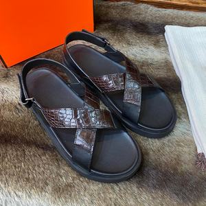 Sandales pour hommes en cuir véritable de créateur - Idéales pour les loisirs estivaux, antidérapantes, élégantes et confortables, parfaites pour une utilisation en extérieur - Product Image 1