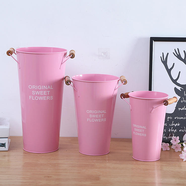 ถังด้ามไม้สีชมพู