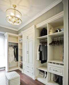 Armoire sur mesure avec portes coulissantes modernes et construction en bois massif - Product Image 1