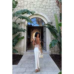 เสื้อครอปผูกเชือกสีเบจลายดอกกุหลาบสำหรับผู้หญิง - Product Image 1