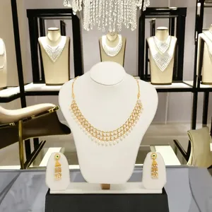 Collier en maille de perles, ensemble de bijoux traditionnels en or, ensemble de maille de perles multicouche avec des boucles d'oreilles délicates en perles blanches - Product Image 2