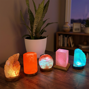 Lámpara de Sal Rosa del Himalaya Mini USB Tallada de Calidad Premium con Base de Madera, Estilo Feng Shui, Ecológica, Hecha a Mano, Precio al por Mayor - Product Image 1