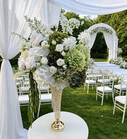 Centre de table tendance vert printanier et blanc avec fleurs, centre de table blanc et vert avec hortensias et lys calla