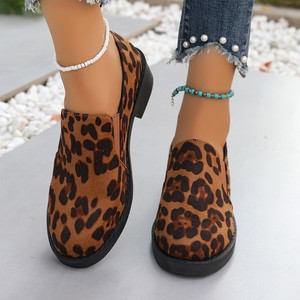 รองเท้าส้นเตี้ยลายเสือดาวแบบสวม สไตล์อังกฤษ แฟชั่นไซส์ใหญ่สำหรับผู้หญิง รุ่นใหม่ล่าสุดสำหรับฤดูใบไม้ร่วง - Product Image 3