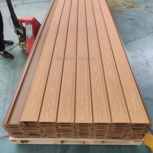 Revestimiento de Pared Exterior WPC, Resistente a la Intemperie y a los Rayos UV, Fácil Instalación con Sistema de Clic, Paneles con Diseño de Madera Rayada para Decoración de Hoteles y Villas - Product Image 1