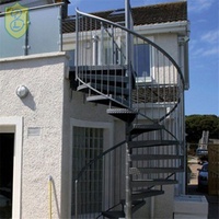 Escalier en colimaçon moderne en fer et acier pour intérieur avec rampe en verre pour petits espaces, appartements, villas, hôtels, écologique et durable