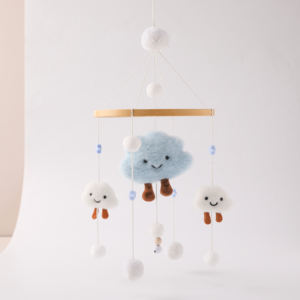 Jouet suspendu Mobile en feutre de bois fait à la main pour bébé, décoration de pépinière - Product Image 3