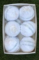 Balles de cricket en cuir blanc faites à la main AK International 156g Ensemble de 4 pièces Fabriqué au Pakistan Modèle AKW0023