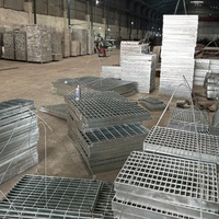 Plateformes de passage en acier dentelé galvanisé à chaud, revêtements de sol galvanisés pour allées, grilles métalliques de drainage, grilles en acier industriel