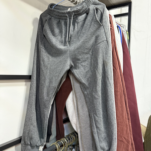 Balles de 50 kg de vêtements usagés d'hiver mélangés, pantalons de jogging lourds, machine à emballer - Product Image 1