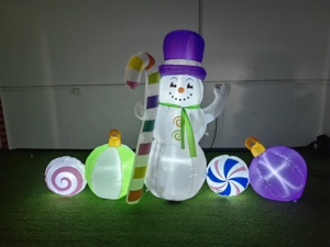 Muñeco de Nieve Inflable Iluminado de 7 Pies con Adornos, Decoración Navideña Inflable para Jardín, para Exteriores - Product Image 2