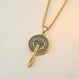 Nuova Collana con Pendente a Forma di Spada in Acciaio Inossidabile Stile Retrò Geometrico Europeo e Americano per Uomo - Product Image 3