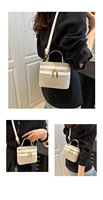 Sac messager imperméable en cuir PU géométrique de forme encadrée pour femmes Senjia, décoration en pompon, doublure en nylon, fermeture à glissière