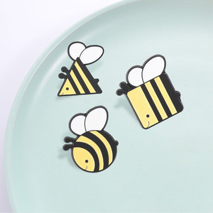 Ensemble de broches en émail géométriques mignonnes en forme d'abeille, rondes, carrées et triangulaires, pour la décoration de sacs à dos - Product Image 3