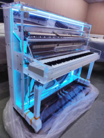 Piano droit en acrylique transparent