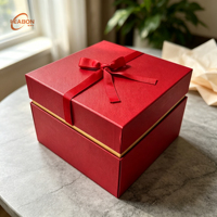 Boîte cadeau en carton rigide personnalisée, fermeture magnétique, gaufrage, boîte en papier recyclé avec nœud en ruban rouge pour les cadeaux de mariage et de festival