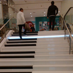 Escaliers de piano géants interactifs à LED à changement de couleur pour affichage commercial en extérieur - Product Image 2