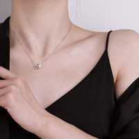 Le collier Moissanite à emboîtement en argent sterling brillant S925 présente un design à la mode, haut de gamme et simple avec une lumière
