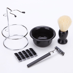 Kit de rasage Playboy cinq pièces pour hommes avec rasoir, brosse, bol, support et lames - Product Image 1