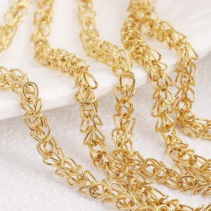 Collar Hecho a Mano con Cadena de Acero Inoxidable Chapado en Oro de 18k, Diseño de Flores Tejidas, Unisex, Regalo para Amantes de la Moda - Product Image 1