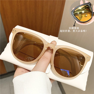 Gafas de sol cuadradas plegables con montura completa UV400, unisex, protección solar, estuche incluido - Product Image 2