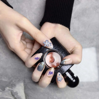 Ongles press-on en acrylique faits main, forme amande, décor 3D fleur bleue, papillon, ligne dorée, perle – Personnalisables pour salons de manucure
