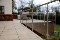 Balustrade en verre avec poteaux en aluminium écologiques pour projets de construction durables, sans entretien et à longue durée de vie