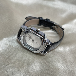 Venta Directa de Fábrica, Reloj de Cuarzo Analógico de Lujo para Mujer, Diseño Exclusivo de Alta Gama con Correa de Acero Inoxidable y Cristal - Product Image 3