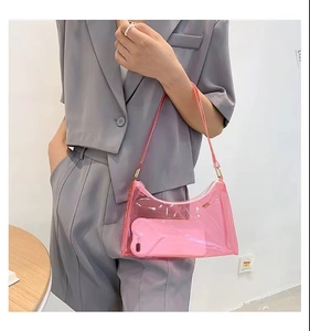 Großhandel Einschultertaschen aus PVC in Verschiedenen Farben Wasserdichte Mini-Schulter-Crossbody-Tasche mit Acrylketten-Dekoration - Product Image 5