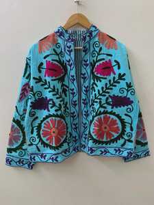 Chaqueta Azul Bohemia de Terciopelo con Bordado Suzani, Chaqueta Corta Japonesa de Primavera, Hecha a Mano, Regalo para Ella, Talla Única, Boutique India - Product Image 1