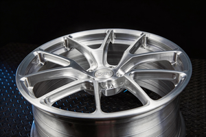 Jantes forgées Flow Formed personnalisées 21-22'' noir brillant à 5 branches pour berlines de luxe |   Compatible avec les configurations de boulons 4x100, 5x120, 5x112 - Product Image 6