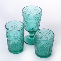 Trio de verres vintage en verre gaufré teinté, comprenant un verre droit court, un verre droit haut et un gobelet à pied, pour l'eau glacée, les cocktails et les boissons de fête