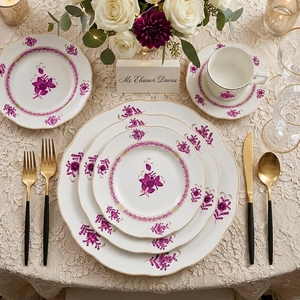 Service <span class=keywords><strong>de</strong></span> table <span class=keywords><strong>de</strong></span> luxe en porcelaine fine avec motif floral bleu et or véritable, assiette <span class=keywords><strong>de</strong></span> présentation vintage en céramique, tasse à café et bol en porcelaine pour hôtels et événements - Product Image 6