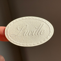 Autocollant de logo de marque en papier texturé imprimé sur mesure, en relief 3D, auto-adhésif, pour bouteille en verre, emballage de boîte cadeau