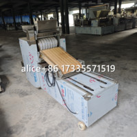 Machine automatique haute productivité pour la fabrication de 400 friandises pour animaux de compagnie, biscuits en forme d'os / machine à façonner les biscuits croustillants pour boulangerie