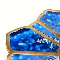 Table d'appoint de luxe en résine époxy bleue en forme de flocon de neige, avec cadre en acier inoxydable brossé doré, pour la décoration de hôtels, villas et salons.